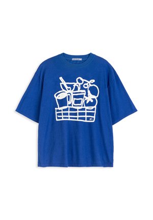Blaues T-Shirt mit kurzen Ärmeln und einer weißen Linienzeichnung eines Korbs, der Küchenutensilien wie Tassen, Besteck und Obst enthält.