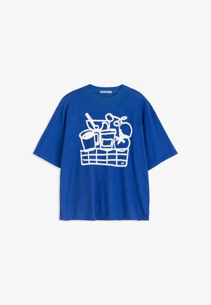 Blue short-sleeve T-shirt with a white line-drawing of a basket containing kitchen items like cups, utensils, and fruit.