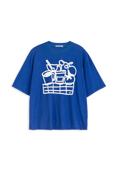 T-shirt bleu à manches courtes avec un dessin en ligne blanche représentant un panier contenant des articles de cuisine comme des tasses, des ustensiles et des fruits.