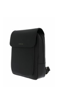 Czarny plecak wegański z gładką fakturą, zamykany klapą i złotym logo. Posiada regulowane ramiączka oraz sztywną konstrukcję.