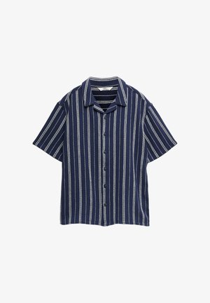Marineblaues Hemd mit kurzen Ärmeln, weißen vertikalen Streifen und einem Camp-Kragen.