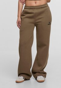 Braune Baumwoll-Sweatpants mit lockerer Passform, ausgestattet mit einem elastischen Bund und einem kleinen schwarzen Logo-Detail an der Seite.