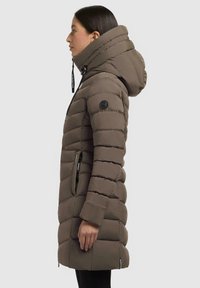 Cappotto in piuma marrone con cappuccio, design a righe verticali, tasche laterali e dettagli del logo neri. Stringhe regolabili sul cappuccio.
