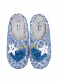Las zapatillas de casa, de diseño en azul y blanco, cuentan con un cómodo corazón azul y parches de estrella sonriente con estrellas amarillas. Tienen un interior suave y un diseño fácil de poner.