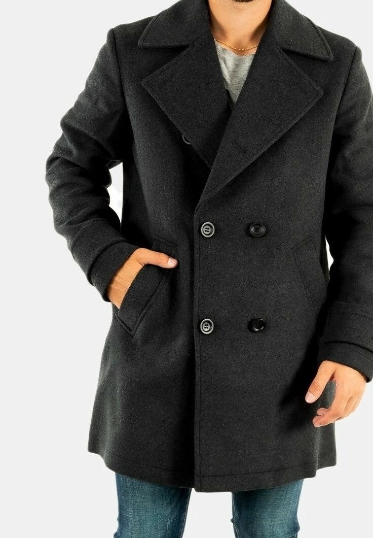 Abrigo peacoat de lana gris oscuro con diseño cruzado, solapas grandes, dos bolsillos delanteros y botones negros. Tejido texturizado.