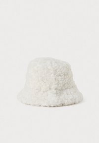 Λευκό, φουντωτό καπέλο bucket με απαλή, σπαστή υφή, τοποθετημένο σε μια απλή ανοιχτή φόντο.