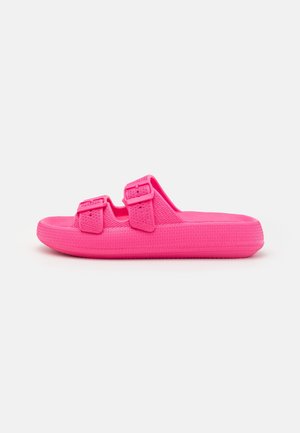 Sandale à glissière rose vif avec deux sangles réglables à boucle et semelle texturée, présentée en vue de côté sur un fond blanc.