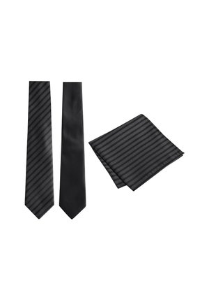Schwarzes gestreiftes Krawatten- und Einstecktuch-Set mit strukturierter Stoffqualität. Die Krawatte verjüngt sich am Ende und zeigt diagonale Streifen auf einfarbigem Hintergrund.