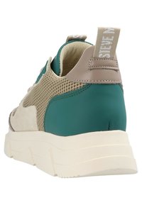 La scarpa da ginnastica presenta una tomaia in rete teal e beige, accenti sintetici e un colletto imbottito. Suola spessa bianca con battistrada testurizzato.