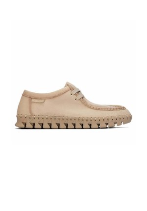 Zapato casual beige con costuras estilo mocasín y suela gruesa segmentada, que cuenta con dos ojetes para cordones beige y punta redondeada.