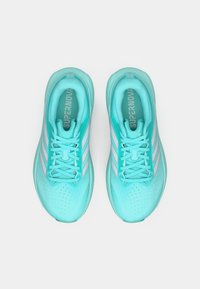 Αθλητικά παπούτσια Aqua με επάνω μέρος από δίχτυ, υφή στην επιφάνεια και τρεις ασημένιες ρίγες. Διαθέτουν κορδόνια και λογότυπο "SUPERNOVA" στη γλώσσα.