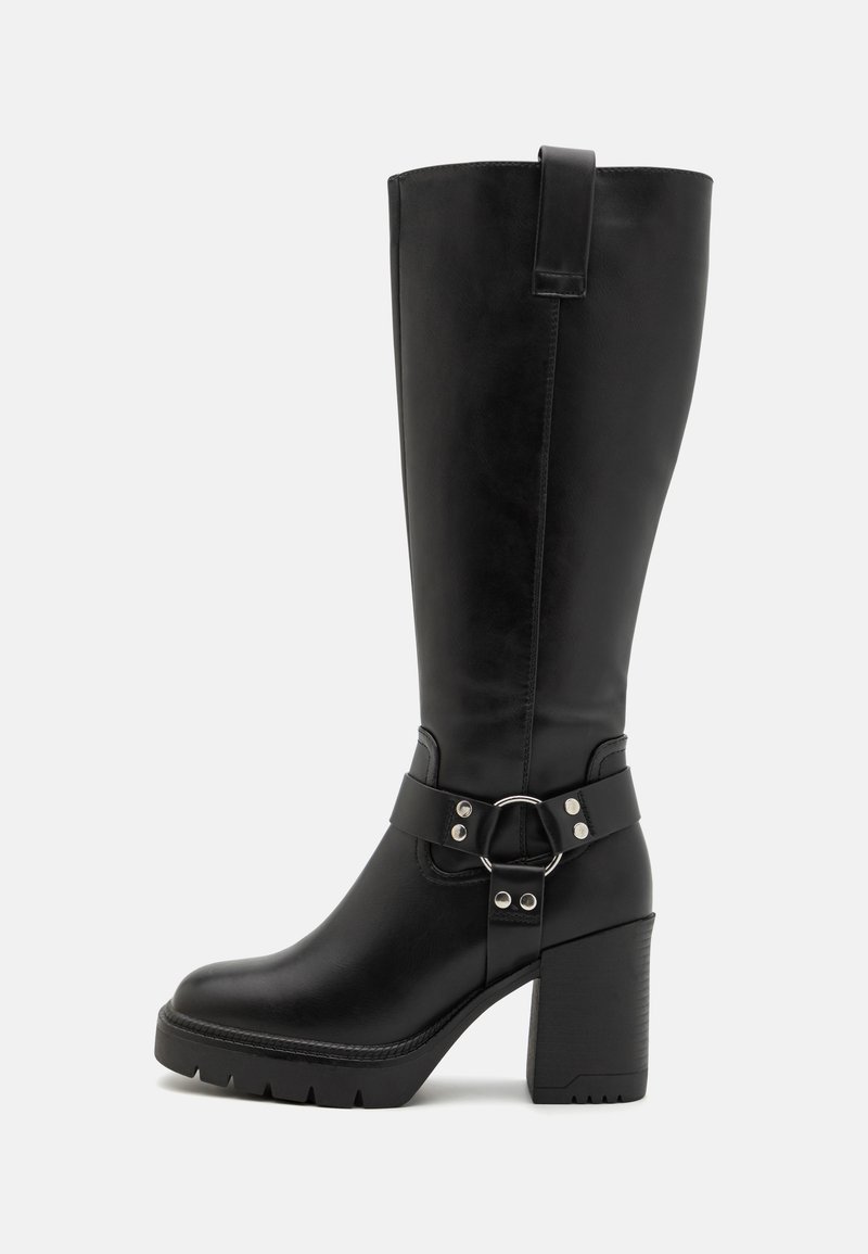 Botas de couro pretas até ao joelho com um salto bloco grosso, apresentando uma correia decorativa com fivela e sola texturizada para melhor aderência.
