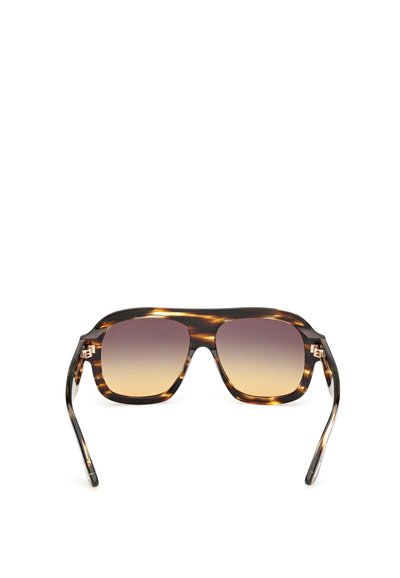 Kehatas shell sunglasses dengan lensa kotak besar, gradasi coklat, dan aksen logam ramping pada gagangnya. Keselesaan yang halus dan berkilat.