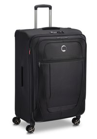 Maleta rodante negra con una superficie texturizada, un mango telescópico, dos cremalleras frontales y cuatro ruedas giratorias para una fácil maniobrabilidad.