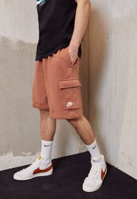 Nike Sportswear CLUB CARGO - Calças de fato de treino - mineral clay/white