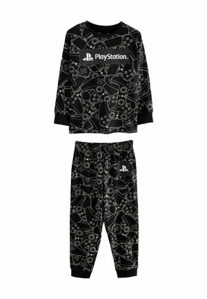 Ensemble de pyjama noir comprenant un haut à manches longues et un pantalon. Le design inclut des contours de manettes de jeu et le logo PlayStation en blanc.