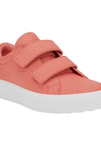 Różowe sneakersy w kolorze koralowym z teksturowaną skórzaną cholewką, dwiema klamrami na rzepy i białą gumową podeszwą z żebrowanym wykończeniem.