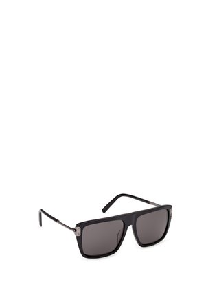 Schwarze übergroße rechteckige Sonnenbrille mit dunkel getönten Gläsern und dünnen metallischen Bügeln auf weißem Hintergrund.