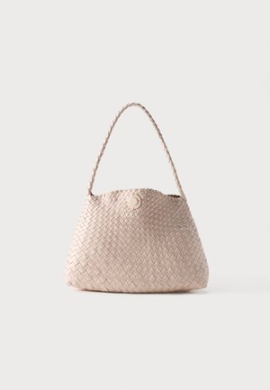 Beige vævet læder skuldertaske med rund form og flettet håndtag, med en lille rund læderknaplukning.