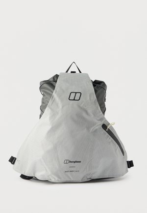 Rucsac Berghaus Fast Hike M15 gri deschis cu model în carouri, logo negru, buzunar frontal cu fermoar și bretele laterale reglabile, prezentat în poziție verticală pe fundal alb.