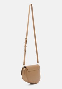 Tan läder crossbody-väska med en rundad form, justerbar axelrem och klaffstängning. Utmärks av gyllene hårdvaruinslag och en slät yta.