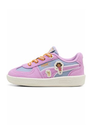 Baskets enfants Puma Palermo en violet et bleu avec lacets orange et patchs de personnages de dessins animés sur le côté et semelle blanche.