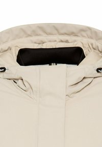 Beige hættejakke med høj krave og sorte snorejusteringer på hver side.