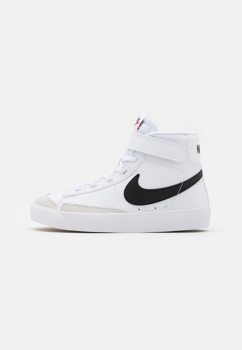 Sneaker alto realizzato in pelle sintetica bianca, con un logo Nike Swoosh nero, design con lacci e una strap in velcro attorno alla caviglia.