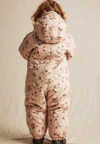 Roze bloemen zoals een sneeuwpak met een capuchon, voorzien van kleine rode en witte bloemenpatronen, elastische manchetten en een gewatteerd ontwerp voor warmte.