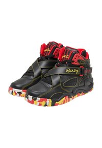 Zapatillas altas con una parte superior de cuero negro, acentos rojos, costuras amarillas y una suela con un patrón multicolor. Cuenta con una correa de velcro.