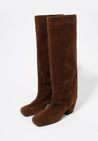 Brązowe zamszowe kozaki do kolan z kwadratowym noskiem i masywnym obcasem, charakteryzujące się gładką teksturą i minimalistycznym wzornictwem.