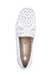 Mocassin blanc avec un design perforé, un nœud décoratif et une semelle intérieure rembourrée. Texture lisse et forme de bout arrondi.