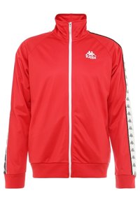 Rote Polyester-Sportjacke mit hohem Kragen, weißem Reißverschluss und kontrastierenden schwarzen seitlichen Streifen, die ein sich wiederholendes Logo-Muster aufweisen.