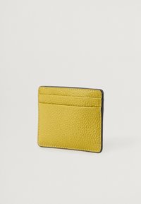 Cardholder galben din piele, cu o suprafață texturată, având patru sloturi pentru carduri și marginile negre. Design compact cu un stil minimal.