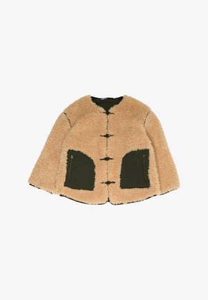 Veste en fausse fourrure beige avec accents en tissu vert, col rond et deux poches latérales zippées. Dotée de boutons noirs sur le devant.