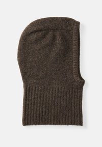 Căciulă din lână de culoare maro, cu vârf rotund și manșetă ribbed. Textura pare moale și caldă, potrivită pentru vreme rece.