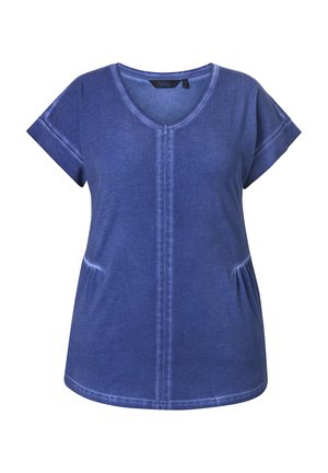 Sininen lyhythihainen V-kauluksinen paita, jossa käännetyt hihansuut ja hieman kerätyt sivut, edessä haalistunut pystysuora sauman yksityiskohta.
