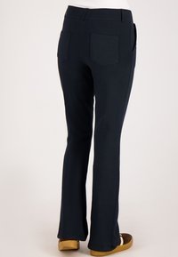 Donkerblauwe slim-fit broek gemaakt van rekbaar materiaal, met twee achterzakken en een soepele tailleband. Uitlopende pijpen.