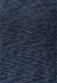 Marineblå stof med et struktureret mønster af fine vandrette striber i lysere nuancer, som skaber et subtilt, lineært design.