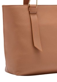 Torebka tote w kolorze brązowym z teksturowanym wykończeniem. Posiada płaski, pionowy pasek oraz złote akcesoria. Prosty, kanciasty design, bez wzorów.