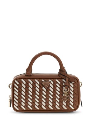 Sac à main marron et blanc à motif tissé avec poignées hautes, fermeture éclair, logo Guess en métal et charms à l'avant.