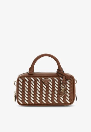 Sac à main marron et blanc à motif tissé avec poignées hautes, fermeture éclair, logo Guess en métal et charms à l'avant.