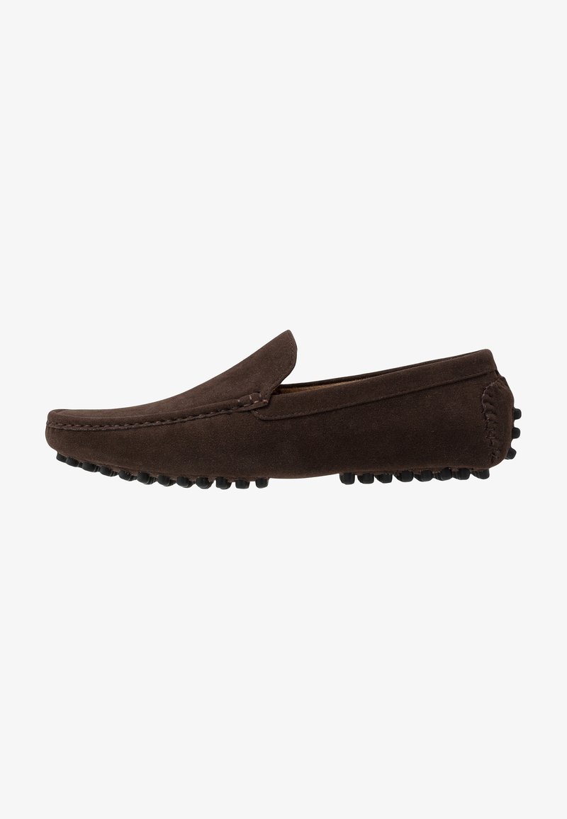Mocassin homme en daim marron à bout arrondi, détails cousus et semelle en caoutchouc à picots, présenté de profil sur fond blanc.