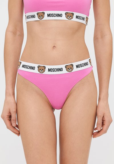 Roza bombažne bikine s setom, ki ima bel pas z risanim medvedom in logotipom "Moschino". Preprost, prilegajoč dizajn z minimalnimi detajli.