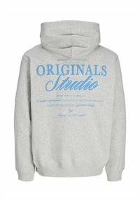 Lichtgrijze hoodie met blauwe tekst. "ORIGINALS Studio" wordt duidelijk weergegeven, samen met extra ontwerpelementen en logo's.