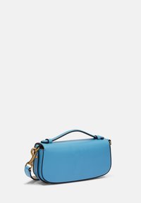 Niebieska skórzana torebka o zaokrąglonym prostokątnym kształcie, z rączką u góry i złotymi elementami. Gładka faktura z kontrastującymi brzegami.