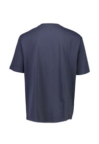 Camiseta de manga corta azul marino, hecha de algodón, con cuello redondo y un ajuste relajado con una textura suave. Vista trasera mostrada.