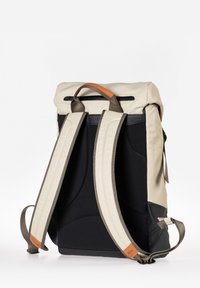 Rucksack mit Rollverschluss in Creme und Schwarz, ausgestattet mit gepolsterten, verstellbaren Trägern, einer Reißverschlusstasche an der Oberseite und einem Lederakzent.