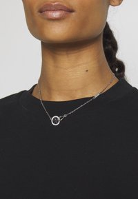 Guess EQUILIBRE - Naszyjnik