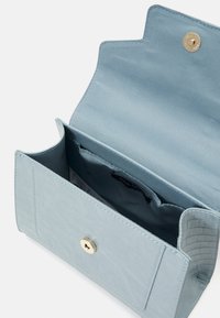 Vaalea sininen krokotiilin nahalla koristeltu lompakko, jossa on kultaiset yksityiskohdat. Sisältä löytyy sileä vuori ja useita osastoja järjestelyä varten.